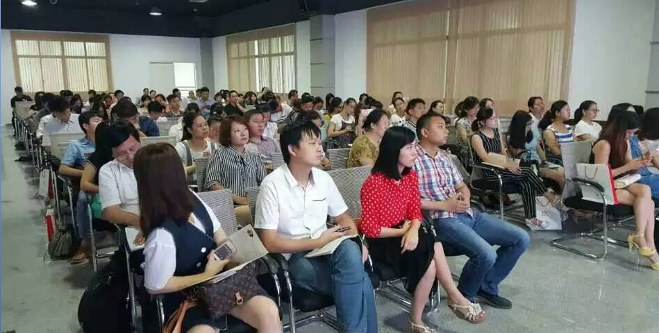 伟德国际betvlctor1946咨询主持湖南人博会“人力资源制度创新”主题馆日